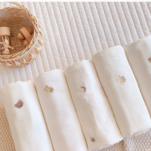 おくるみ 星と月のくま刺繍入り新生児綿紗布おくるみ